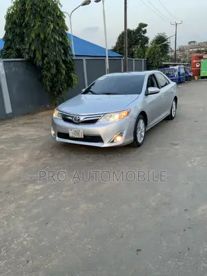 Toyota Camry XLE 4dr Sedan (2.5L 4cyl 6A) 2012 Silver