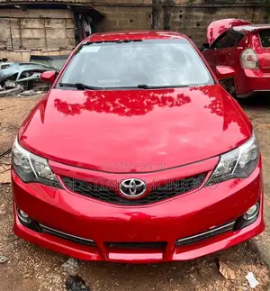 Toyota Camry SE 4dr Sedan (2.5L 4cyl 6A) 2013