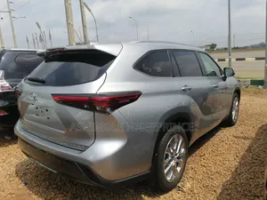 Toyota Highlander Limited 2022 Silver