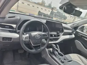 Toyota Highlander Limited 2022 Silver