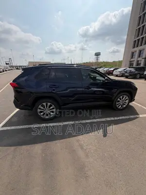 Toyota RAV4 XLE Premium FWD 2019 Blue