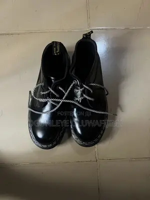 Classic Dr. Martens Boots – Pre-Owned, Excellent Condition