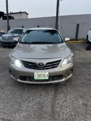 Toyota Corolla 2012 Gold