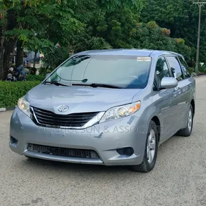 Toyota Sienna 2012 Silver