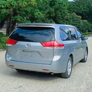 Toyota Sienna 2012 Silver