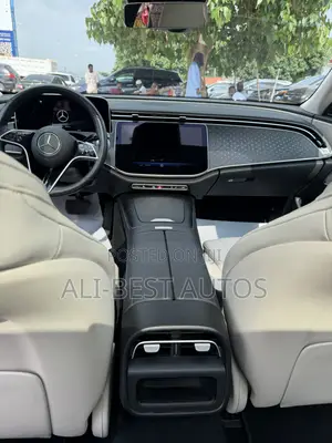 Mercedes-Benz E350 2025 Green