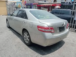 Toyota Camry LE 4dr Sedan (2.5L 4cyl 6A) 2011 Gold