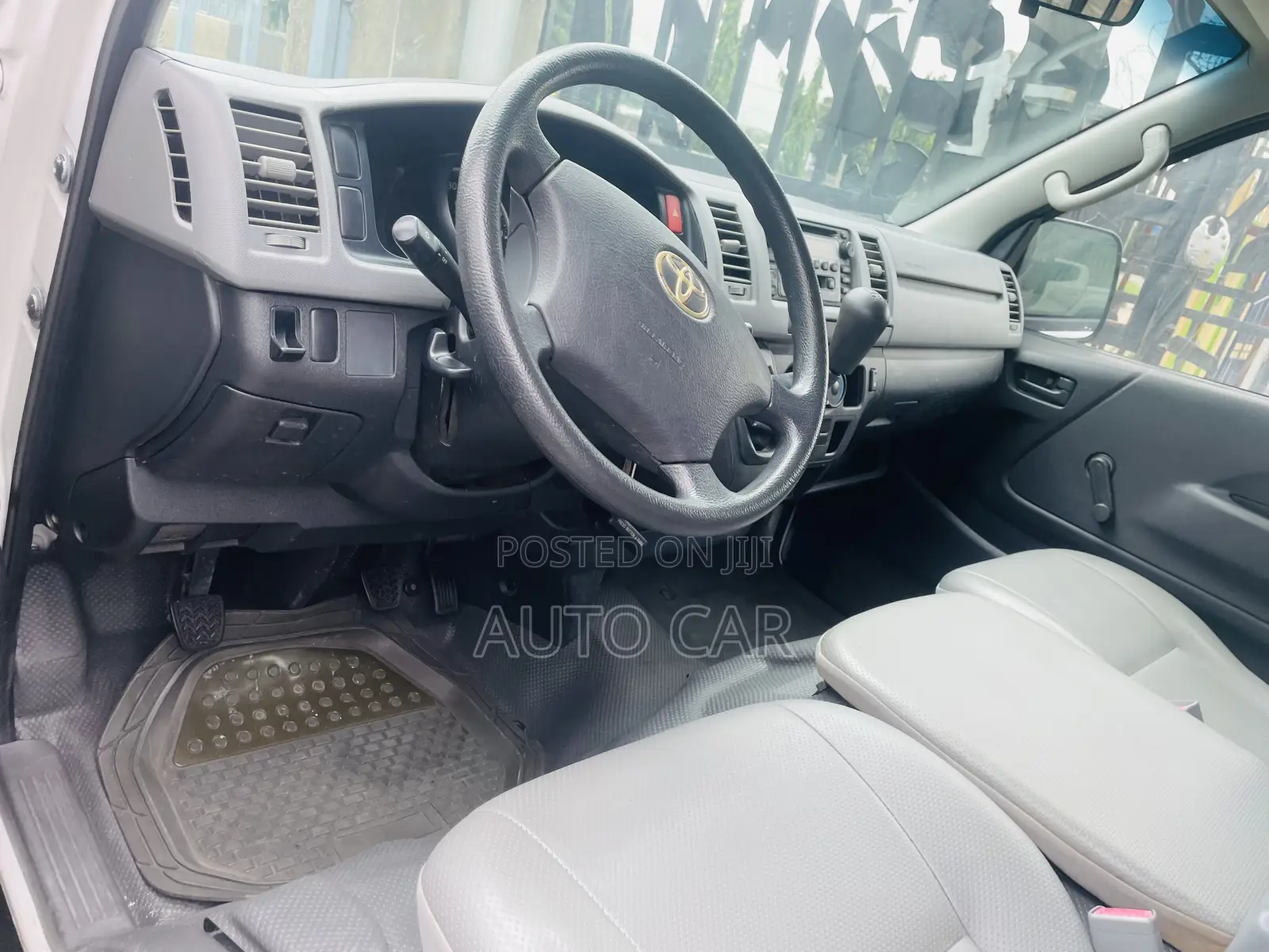 Toyota HiAce 2010 White