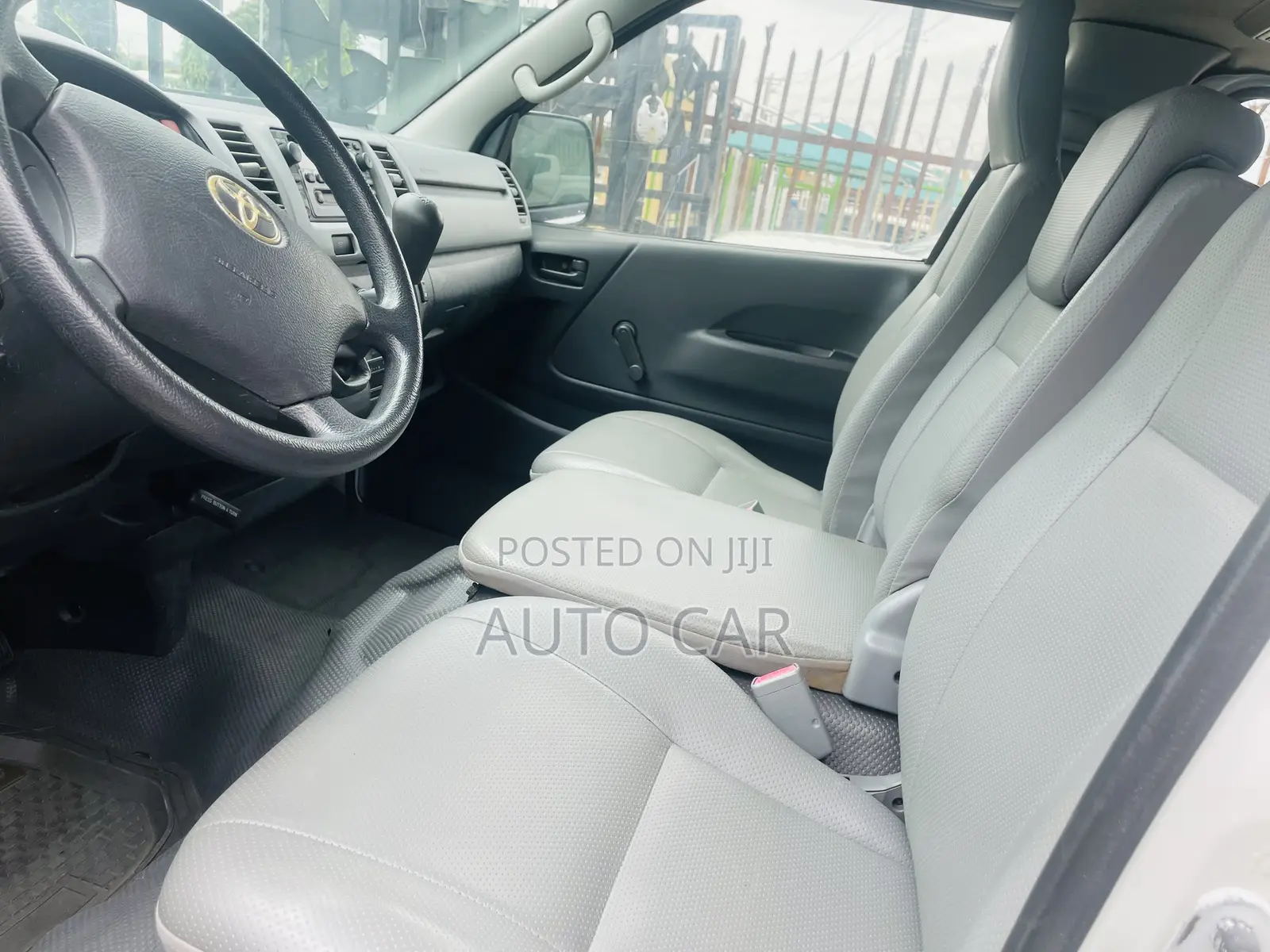 Toyota HiAce 2010 White