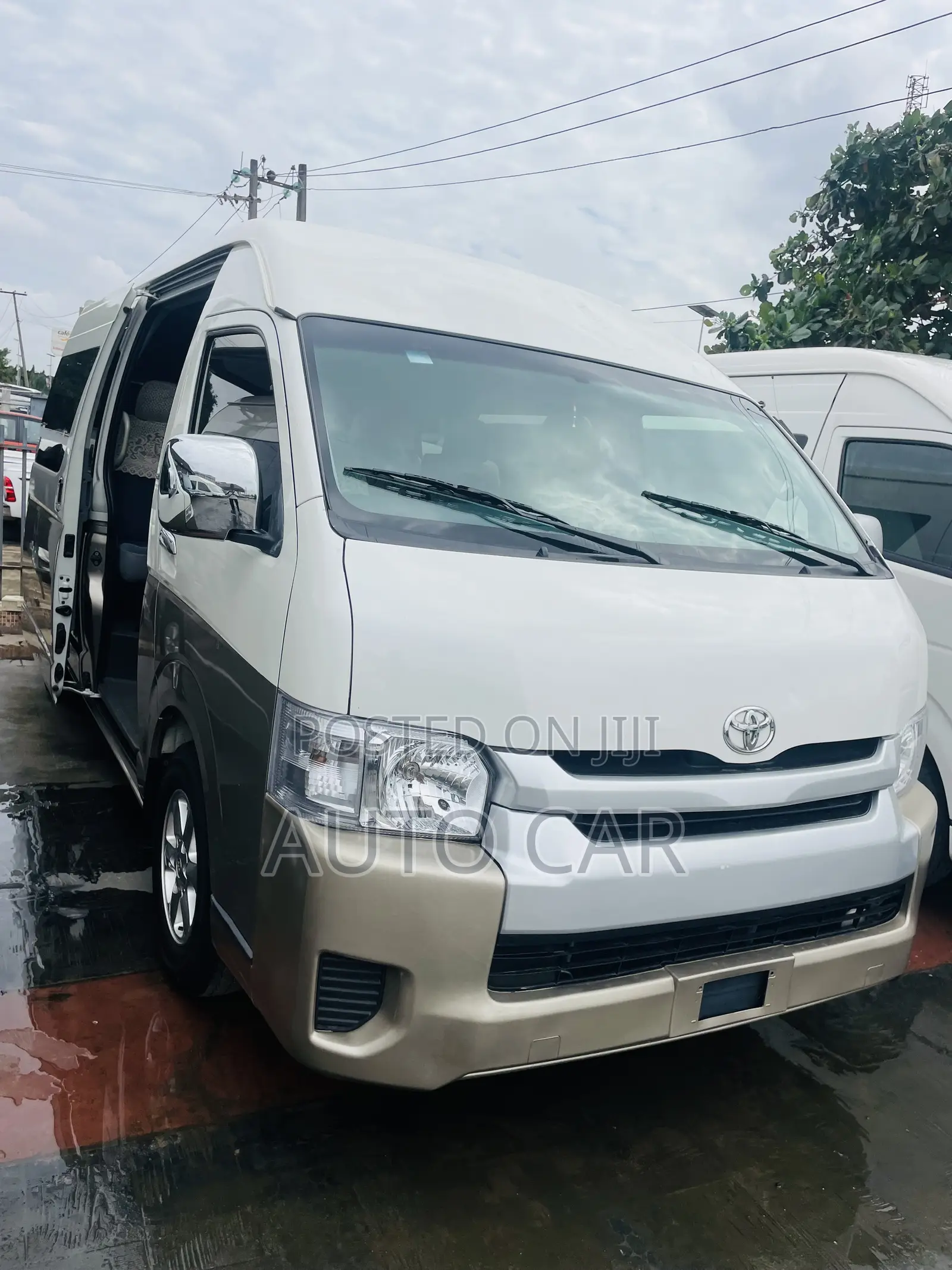 Toyota HiAce 2014 Gold