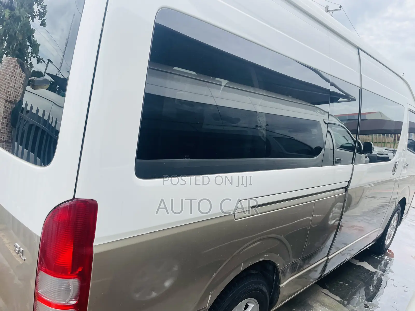 Toyota HiAce 2014 Gold