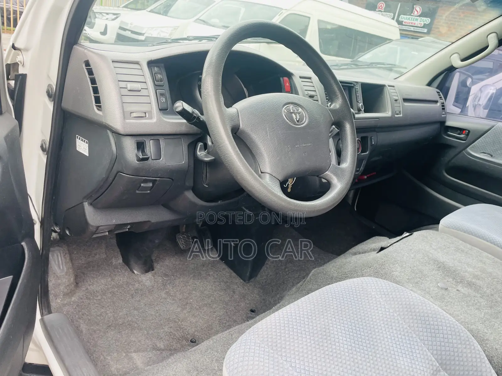 Toyota HiAce 2014 Gold