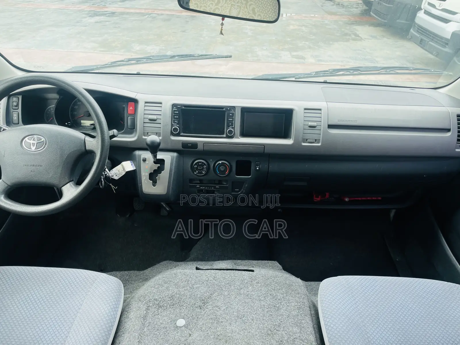 Toyota HiAce 2014 Gold