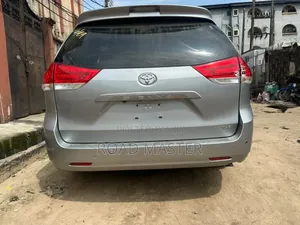 Toyota Sienna 2011 Silver
