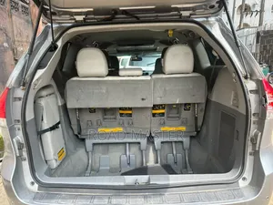 Toyota Sienna 2011 Silver