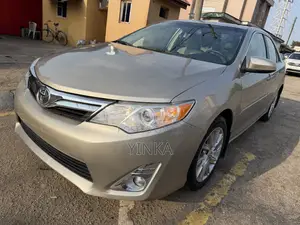Toyota Camry LE 4dr Sedan (2.5L 4cyl 6A) 2014 Gold