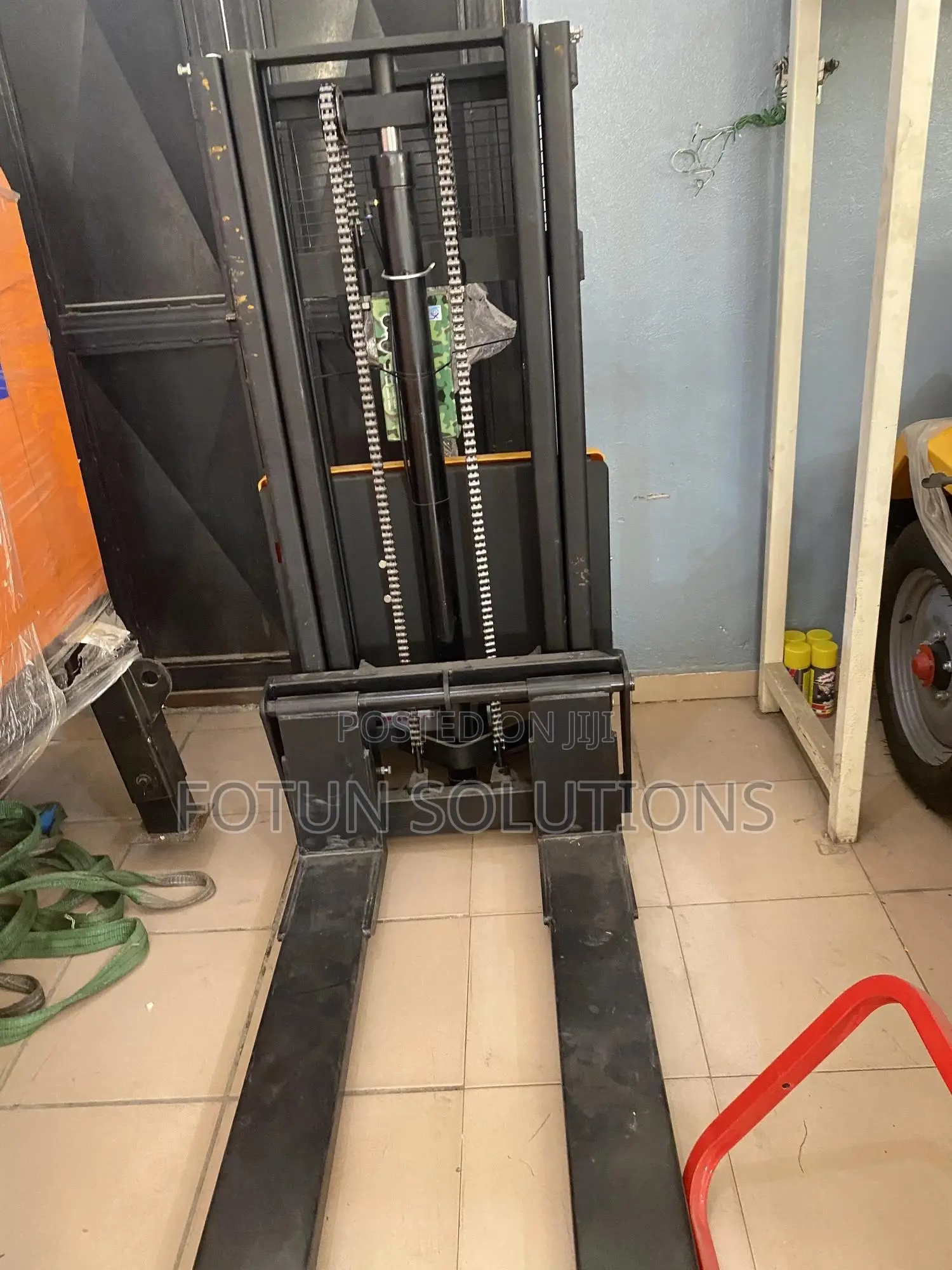 Electric Stacker Forklift 2tons