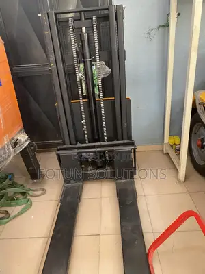 Electric Stacker Forklift 2tons