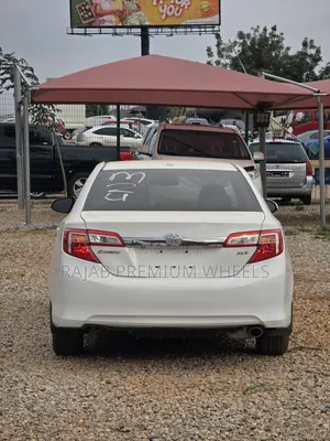 Toyota Camry XLE 4dr Sedan (2.5L 4cyl 6A) 2013 White