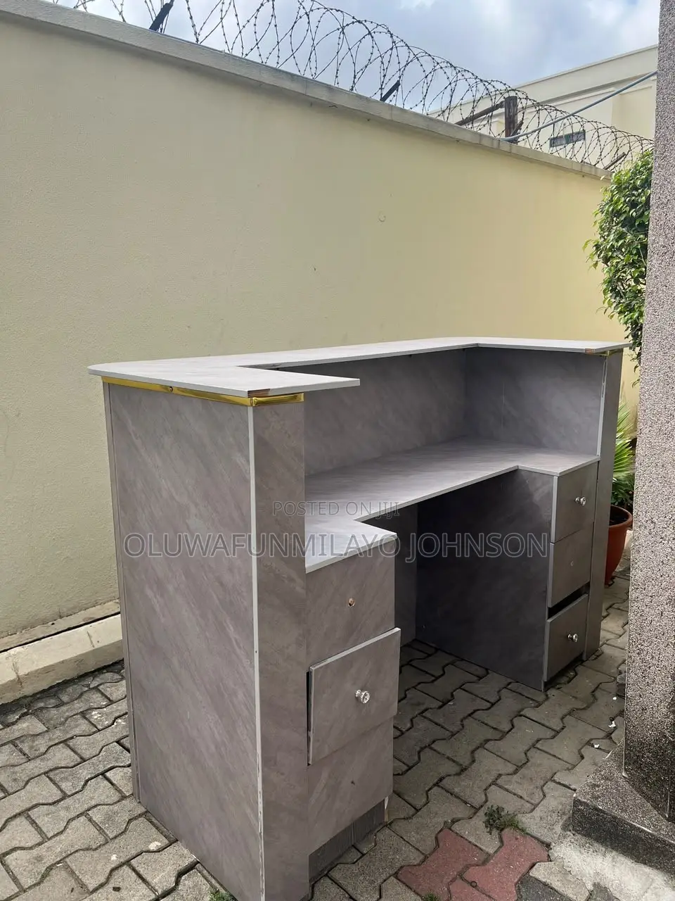 Salon Reception Table