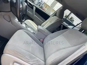 Toyota Highlander SE 2012 Blue