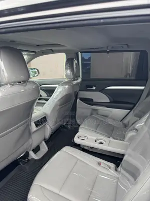 Toyota Highlander XLE 4x4 V6 (3.5L 6cyl 8A) 2018 Gray