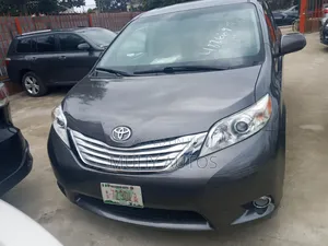 Toyota Sienna L 7-Passenger 4dr Minivan (3.5L 6cyl 6A) 2014 Gray