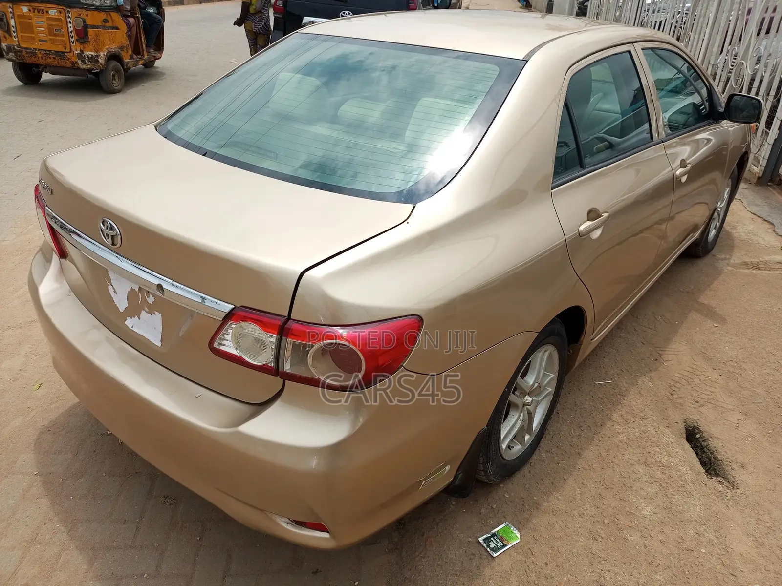 Toyota Corolla 2012 Gold