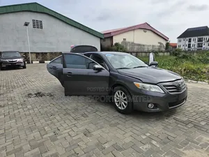 Toyota Camry XLE 4dr Sedan (2.5L 4cyl 6AM) 2010 Gray