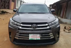 Toyota Highlander LE 2019 Gray
