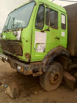 V8 Mercedes 6 Tyre Truck