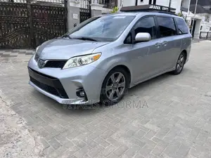 Toyota Sienna SE Premium (3.5L 6cyl 8A) 2018 Silver