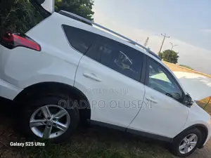 Toyota RAV4 LE 4dr SUV (2.5L 4cyl 6A) 2018 White