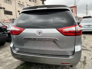 Toyota Sienna XLE 7-Passenger 4dr Minivan AWD (3.5L 6cyl 6A) 2015 Gray