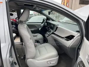 Toyota Sienna XLE 7-Passenger 4dr Minivan AWD (3.5L 6cyl 6A) 2015 Gray