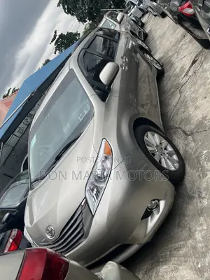 Toyota Sienna XLE 7-Passenger 4dr Minivan AWD (3.5L 6cyl 6A) 2015 Gray