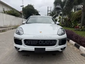 Porsche Cayenne Turbo S AWD 2016 White
