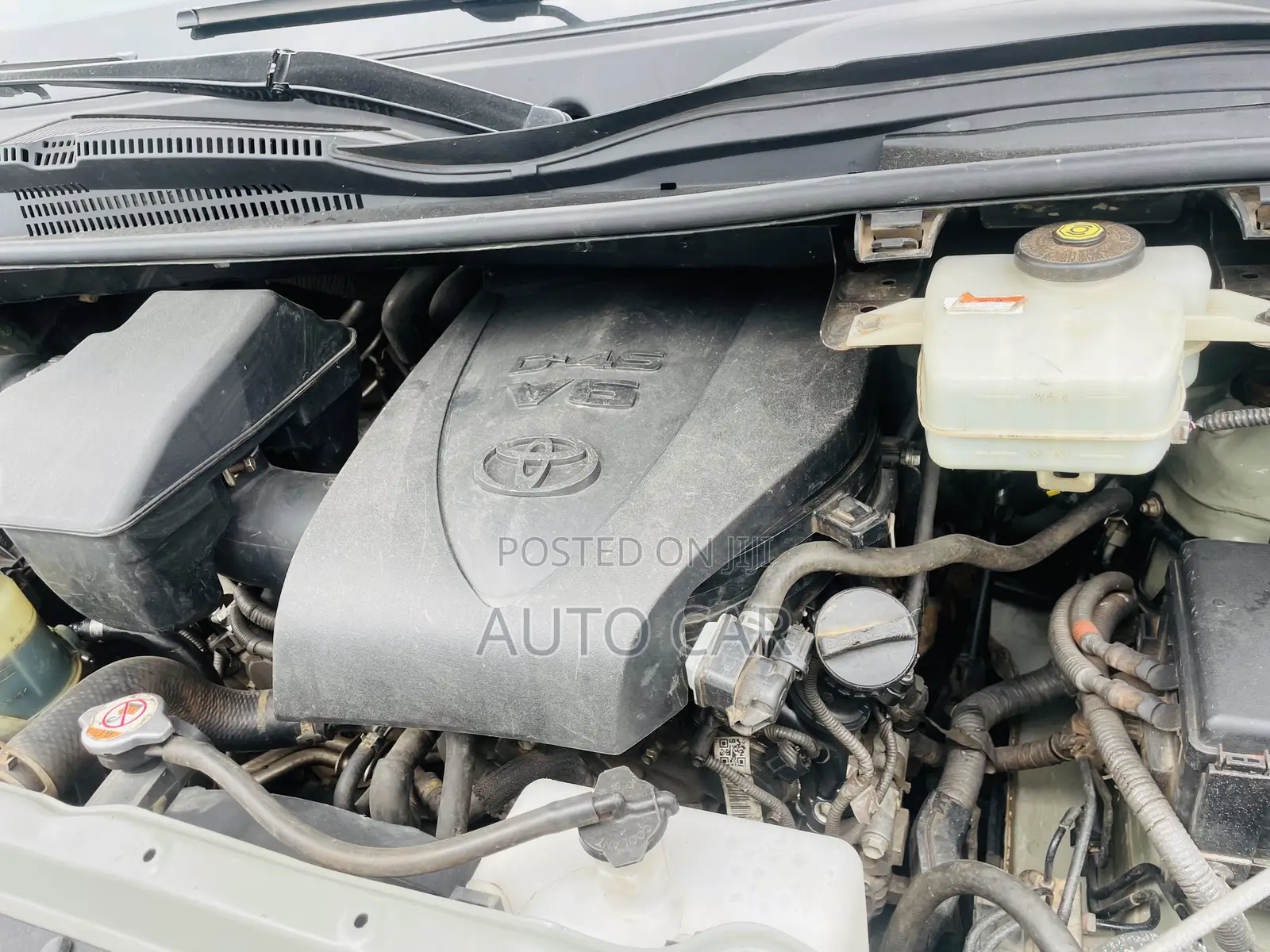 Toyota HiAce 2022 White