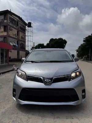 Toyota Sienna SE Premium (3.5L 6cyl 8A) 2018 Silver