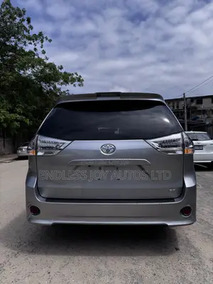 Toyota Sienna SE Premium (3.5L 6cyl 8A) 2018 Silver