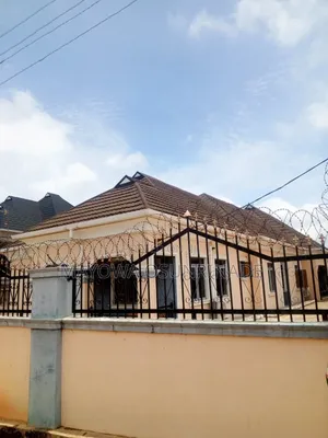 2bdrm Apartment in Ologuneru for rent