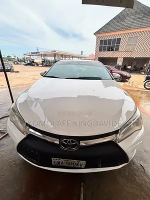 Toyota Camry LE 4dr Sedan (2.5L 4cyl 6A) 2016 White