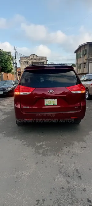 Toyota Sienna 2012 Burgundy