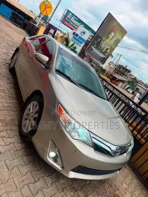 Toyota Camry XLE 4dr Sedan (2.5L 4cyl 6A) 2014 Gold