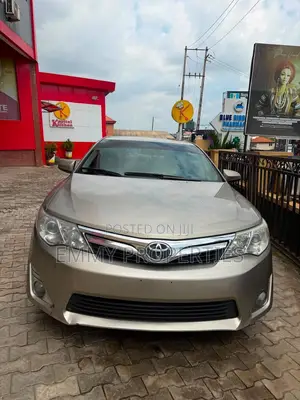 Toyota Camry XLE 4dr Sedan (2.5L 4cyl 6A) 2014 Gold