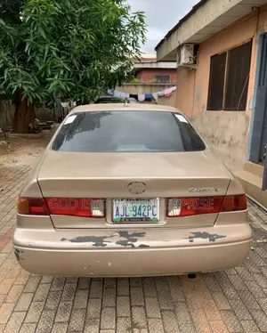 Toyota Camry LE 4dr Sedan (2.4L 4cyl 5M) 2002 Gold