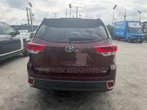 Toyota Highlander LE 4dr SUV AWD (3.5L 6cyl 6A) 2015