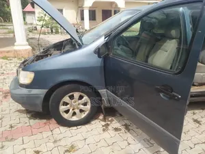 Toyota Sienna 2000 Blue