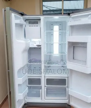 Samsung Fridge With Freezer and Dispenser