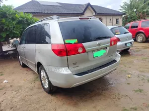 Toyota Sienna 2010 Silver